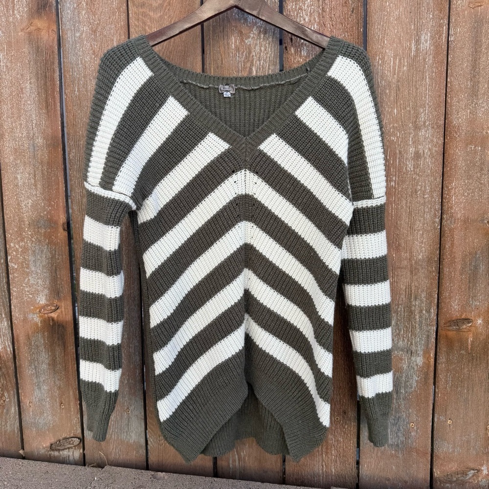 Women’s Green White Striped V-Neck Long Sleeve Sweater Size Small